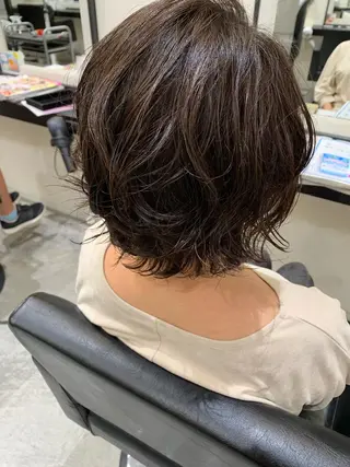 ショート パーマ 喜友名 泉樹のヘアスタイル