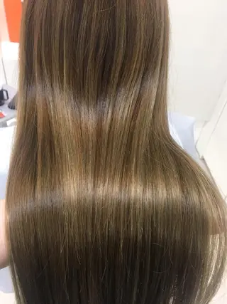 ロング レイヤーカット✖️ 柔らかベージュカラーのヘアスタイル