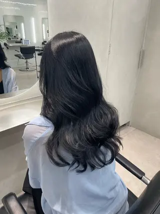 ロング ハイトーン デザインカラーのヘアスタイル