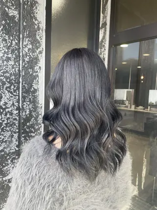 ロング カラー 手塚 由佳のヘアスタイル