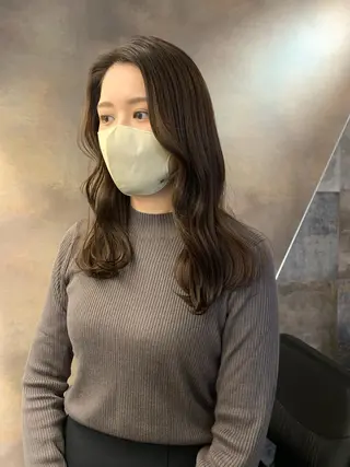 ロング カラー SAKINO． ベージュカラーのヘアスタイル
