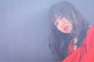 セミロング 顔まわりレイヤー デザインカットのヘアスタイル