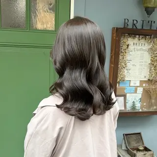 ミディアム カラー BRITS 渡辺 菜々子のヘアスタイル