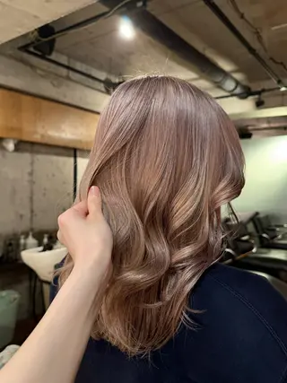 ミディアム ブリーチカラー/ブロ ンドレイヤーカットのヘアスタイル