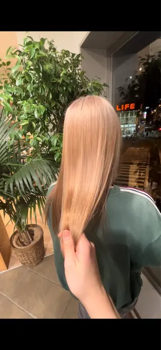 ロング カラー シオカワ ケンショウのヘアスタイル