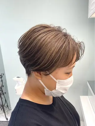 ショート カラー 中川 茜里のヘアスタイル