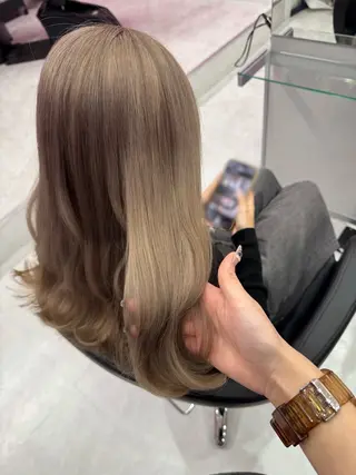 ミディアム 𝐘𝐮𝐤𝐢 ベージュ系カラーのヘアスタイル