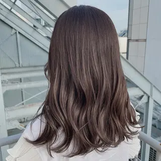 ミディアム カラー レイヤーカット 透明感カラーのヘアスタイル