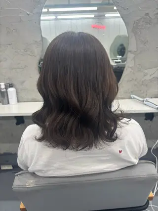 ミディアム 腰越 麻奈のヘアスタイル