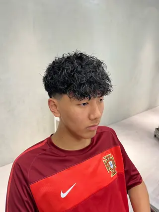 ショート パーマ メンズ ⚡メンズパーマフ ェードカットTomyのヘアスタイル