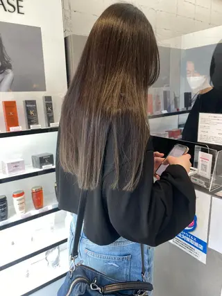 ロング カラー ヘアアレンジ 韓国🇰🇷レイヤー カットオリーブカラーのヘアスタイル