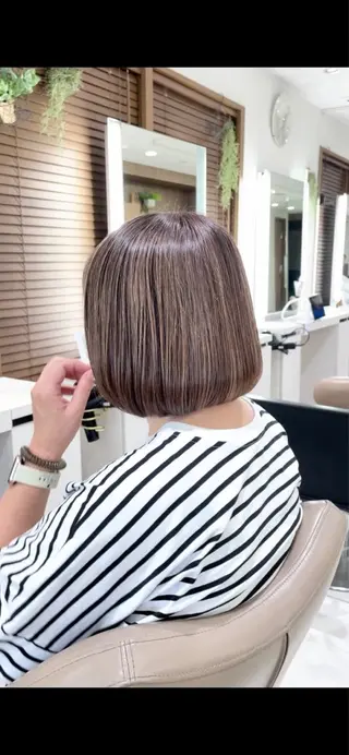 ショート カラー 清藤綾/脱白髪染め 白髪ぼかしハイライトのヘアスタイル