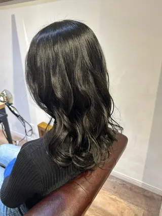 セミロング カラー MILLOR “ミラー”のヘアスタイル