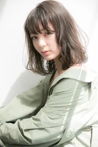 ミディアム 顔周りの垢抜けヘア 立山愛梨のヘアスタイル