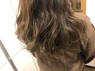 ミディアム カラー 新井 友菜のヘアスタイル