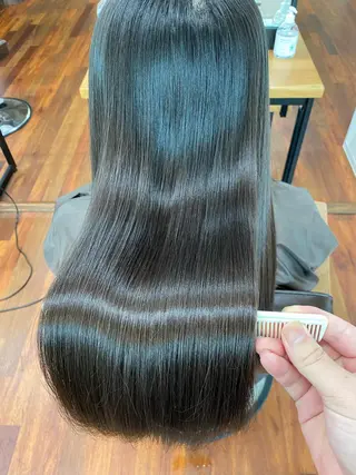 ロング カラー 岡本 智次のヘアスタイル