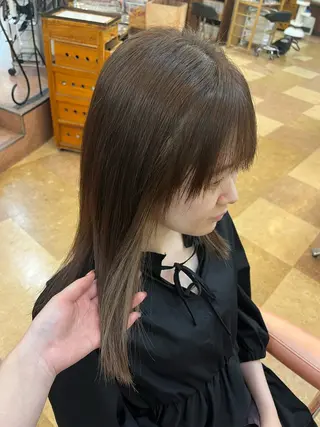 セミロング カラー 吉村 初菜のヘアスタイル