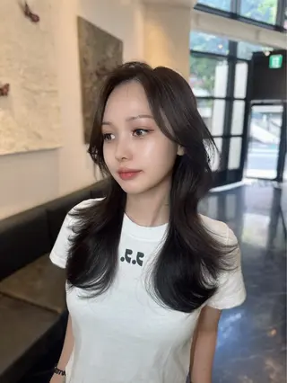 ロング カラー レイヤーカット 透明感カラーのヘアスタイル