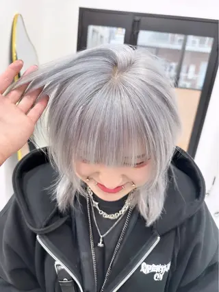 ショート カラー ヘアアレンジ TAKUMAブリーチ /切りっぱなし🪽のヘアスタイル