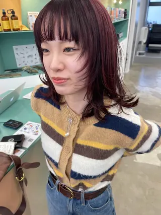 ミディアム カラー 💓パーマ，💗 レイヤーカットのヘアスタイル