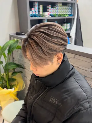 ショート メンズ ジゼル小倉谷内尾祐音 ケアブリーチのヘアスタイル