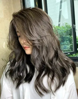 ロング カラー ヘアアレンジ 🌟小顔レイヤー× 赤み消し透明感カラーのヘアスタイル