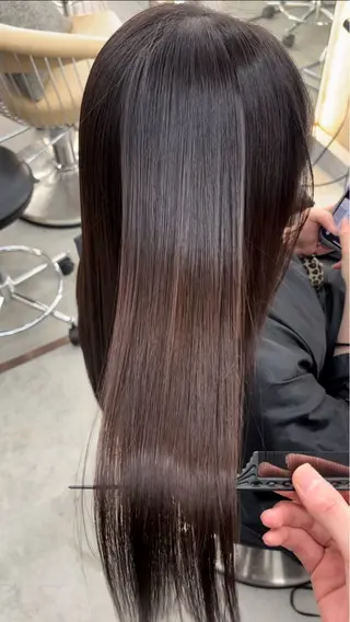 ロング カラー パーマ 髪質改善|透明 感カラー🩵レイヤーのヘアスタイル