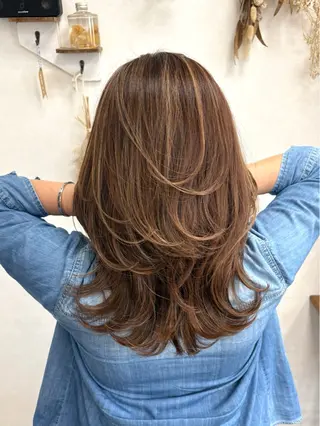セミロング issy/ハイライト ハイトーン／レイヤーのヘアスタイル