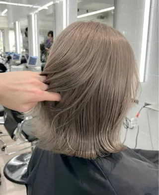 カラー ミルクティーベージュ ケアブリーチカラーのヘアスタイル