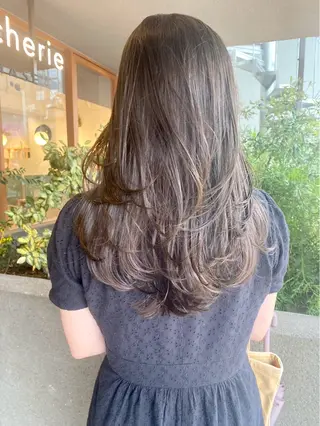 セミロング 荻野 結衣のヘアスタイル