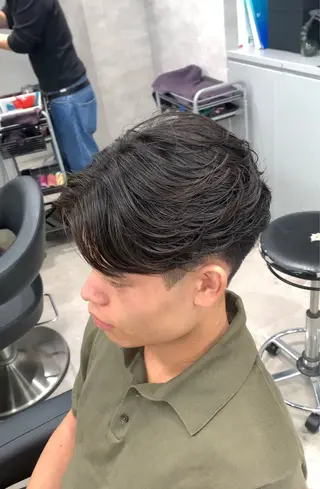ミディアム パーマ ヘアアレンジ メンズ 🔥ニュアンス フェザー小林海斗🔥のヘアスタイル