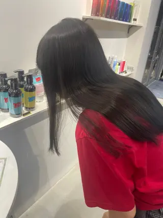 カラー ヨシノ マナウのヘアスタイル