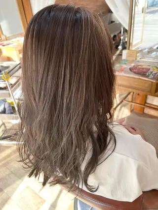 セミロング カラー 佐藤 芽依のヘアスタイル