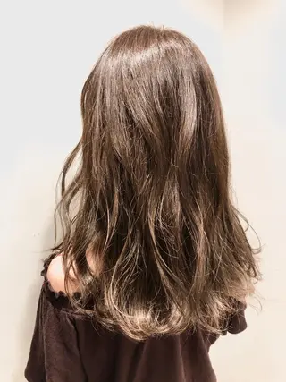 セミロング カラー 岩谷 愛依のヘアスタイル