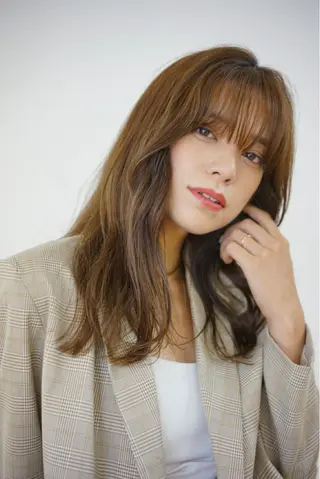 ロング 韓国レイヤーカット/ ダブルカラーのヘアスタイル