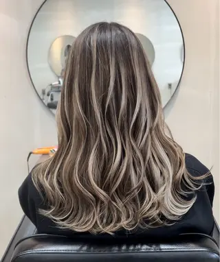 ロング カラー リサ tonieのヘアスタイル