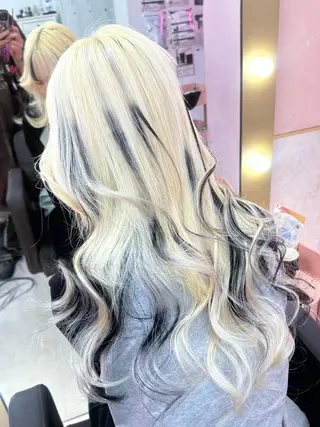 ロング 2次元カラー/ ブリーチMANATOのヘアスタイル