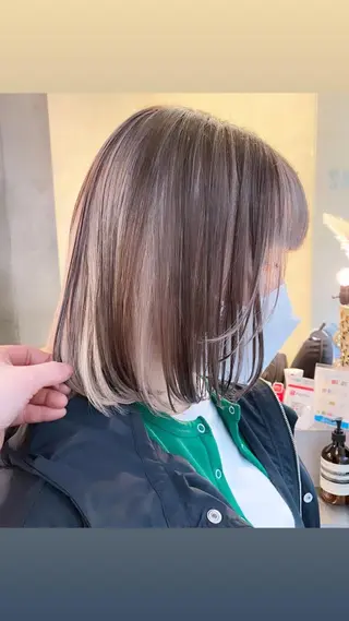 ミディアム 白髪ぼかし×デザイン 🕊️🫧ホウジョウのヘアスタイル