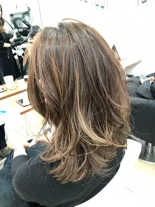 セミロング カラー 岩出 俊のヘアスタイル
