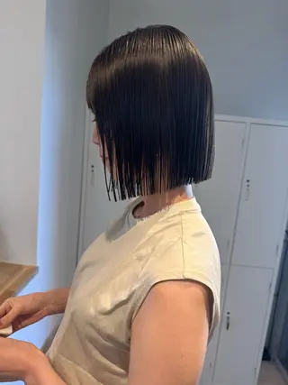 ショート カラー 切りっぱなしボブ レイヤー/縮毛矯正のヘアスタイル