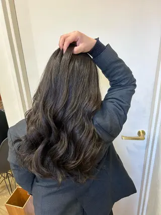 ロング 透明感カラー NAN AMI グレージュのヘアスタイル