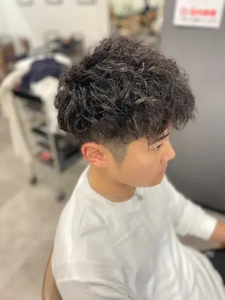 ショート パーマ メンズ 髙野 亮吾のヘアスタイル