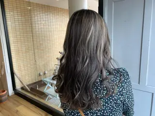 ロング カラー ツキダテ ユイのヘアスタイル