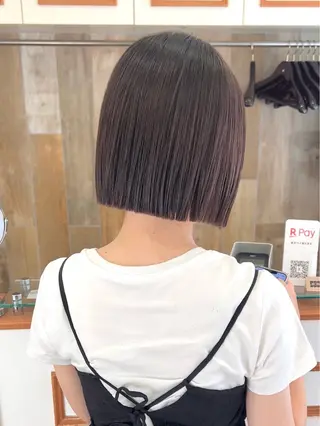 ショート カラー ぱつっとボブ/ 小野あかねのヘアスタイル