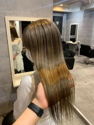 ロング ＿WHITE鳳店 アンダーバーホワイトのヘアスタイル