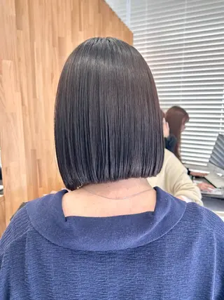 ショート カラー ぱつっとボブ/ 小野あかねのヘアスタイル