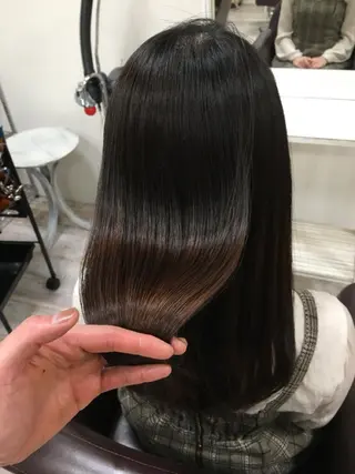 ロング 酸性ストレート／カラ ー/山下高明のヘアスタイル
