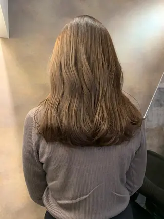 ロング カラー SAKINO． ベージュカラーのヘアスタイル