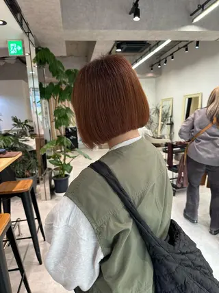 ショート レイヤー/顔まわり カット/地毛風カラーのヘアスタイル