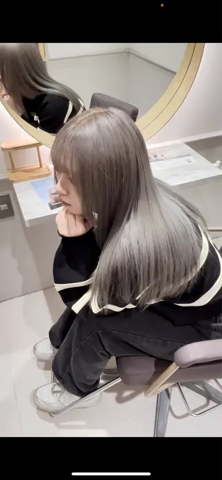 カラー ニトウ レイナのヘアスタイル